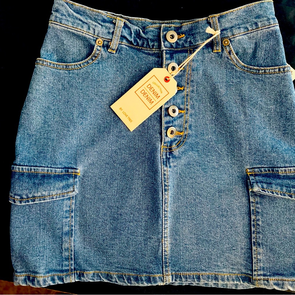 Denim skirt with two cargo side pockets